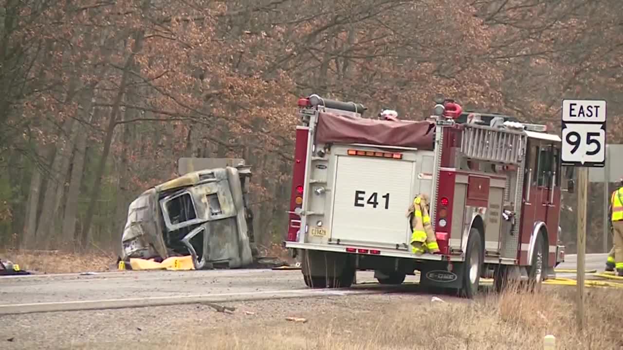 Retired Marine rescues 2-year-old from crash that killed 9 people - Vimarsana News