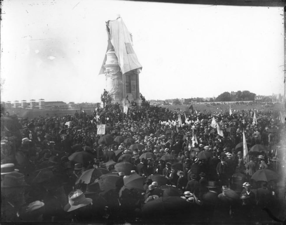 The Robert E. Lee monument was unveiled on May 29, 1890 to a crowd of around 150,000 - more...